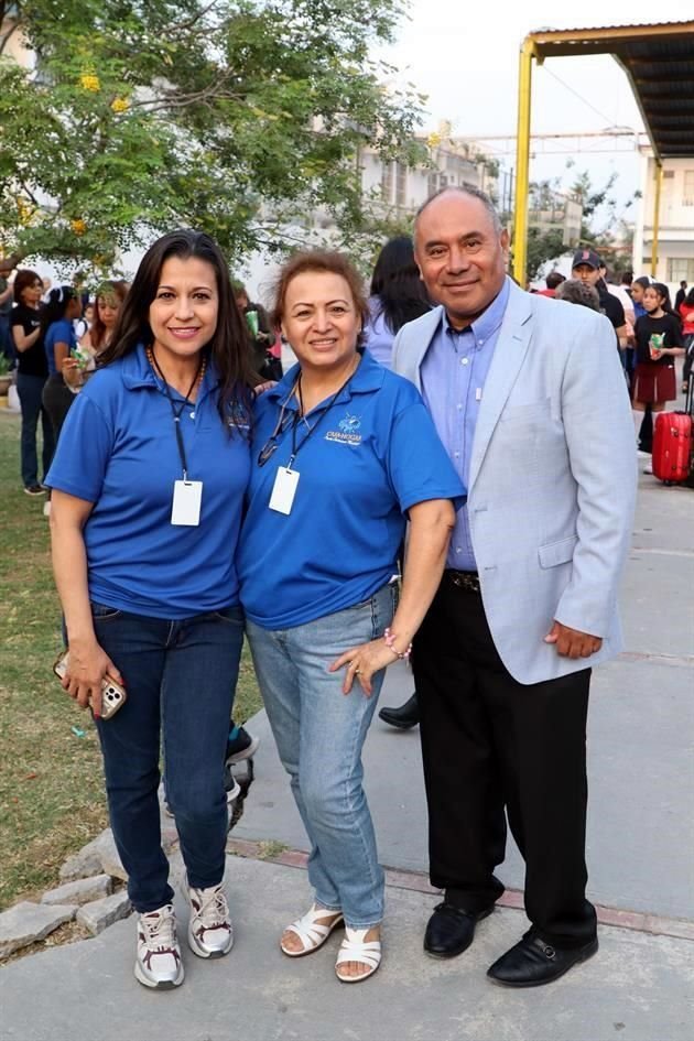 Mónica Pérez, Paula Flores y Padre Efrén Aguilar