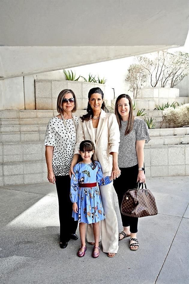 Consuelo Fernández de Osorio, Cecilia Osorio de Marcos, Lucía Osorio de Ortiz y Sofía Ortiz