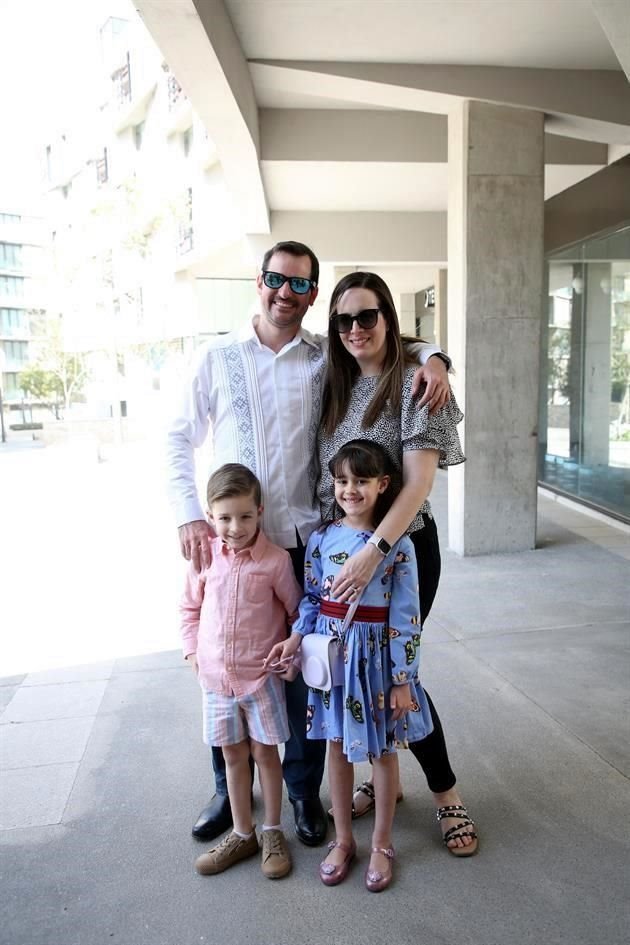 Mario Ortiz, Lucía Osorio de Ortiz, Eugenio Ortiz y Sofía Ortiz