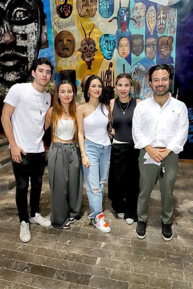 Javier Sánchez, Camila Carlín, Regina Carlín, Mayra Mata y Enrique Carlín