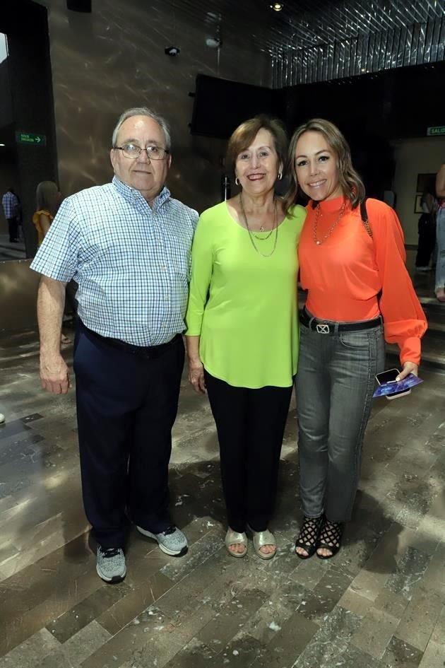 Eduardo Roel, Betina Benavides de Roel y Karen Roel