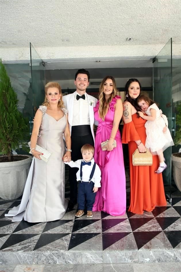 El novio con su mamá, Lizbeth Amero Vieyra; sus hermanas Liz Moreno Amero y Sonia Moreno Amero; y sus sobrinos
