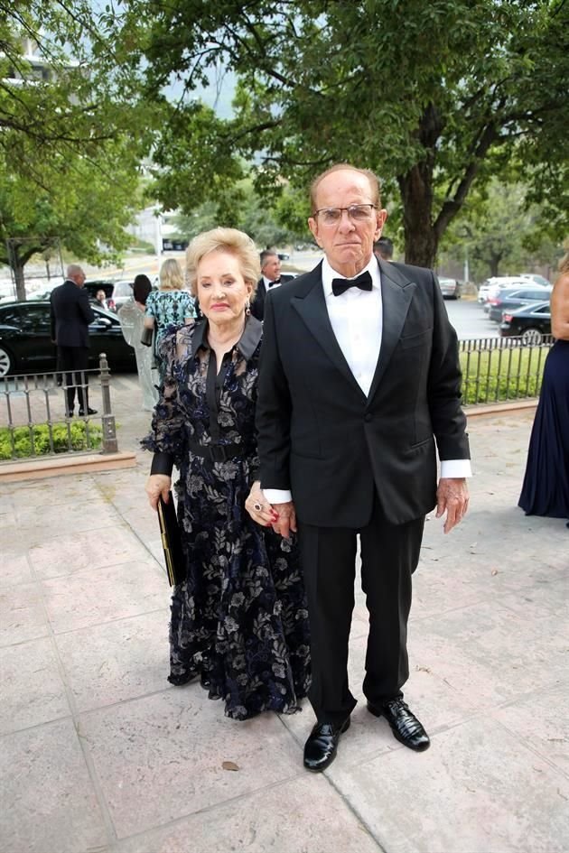 María de la Luz Garza de Flores y Florencio Flores