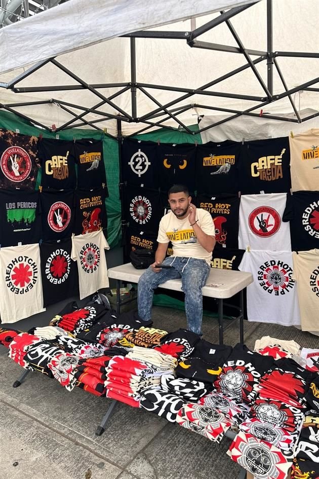 La 'merch' afuera del Foro Sol también se hace presente, las playeras más vendidas son de Café Tacvba y Red Hot Chili Peppers.