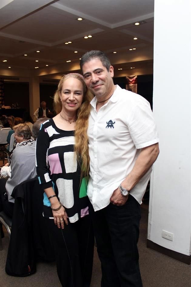 Nancy de Martínez y Homero Martínez