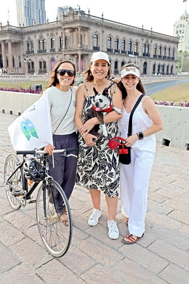 Carolina Canavati, Yolanda Saro de Ferrara y Alejandra Espinosa con su mascota Chata