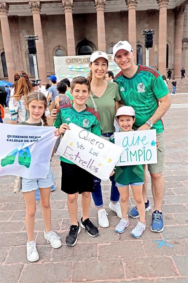 Silvia González de Belden, Jorge Belden, Mariana Belden González, Jorge Belden González y Viviana Belden González