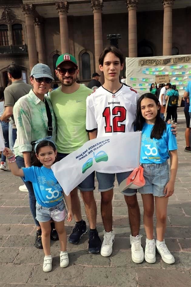 Ivonne Ramírez, Jorge López, Jorge López Jr., Ivanna López y María Fernanda López