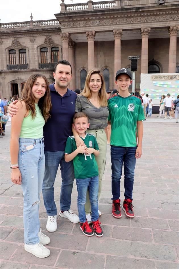 Bárbara León Vargas, Gilberto León Vargas, Ada Canales de León, Emiliano León Canales y Gilberto León Canales