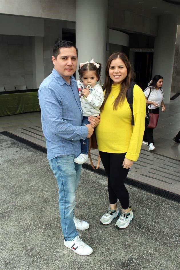 Marco Arriaga y Sarahí de Arriaga con su hija Renata Arriaga