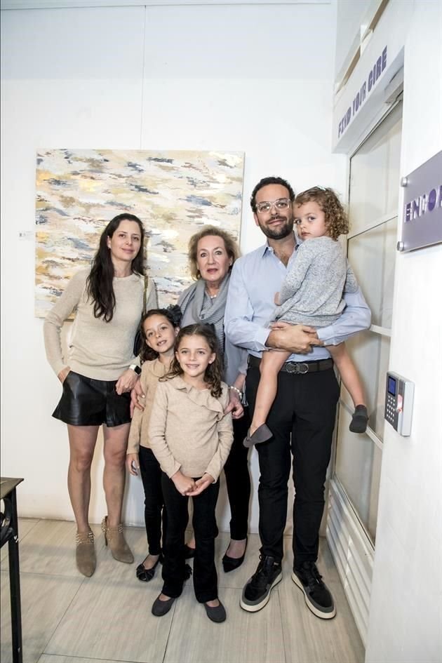 Ana Suárez, Paula Poucel, Alexa Poucel, Lourdes Sánchez-Medal, Fernando Poucel y Mila Poucel