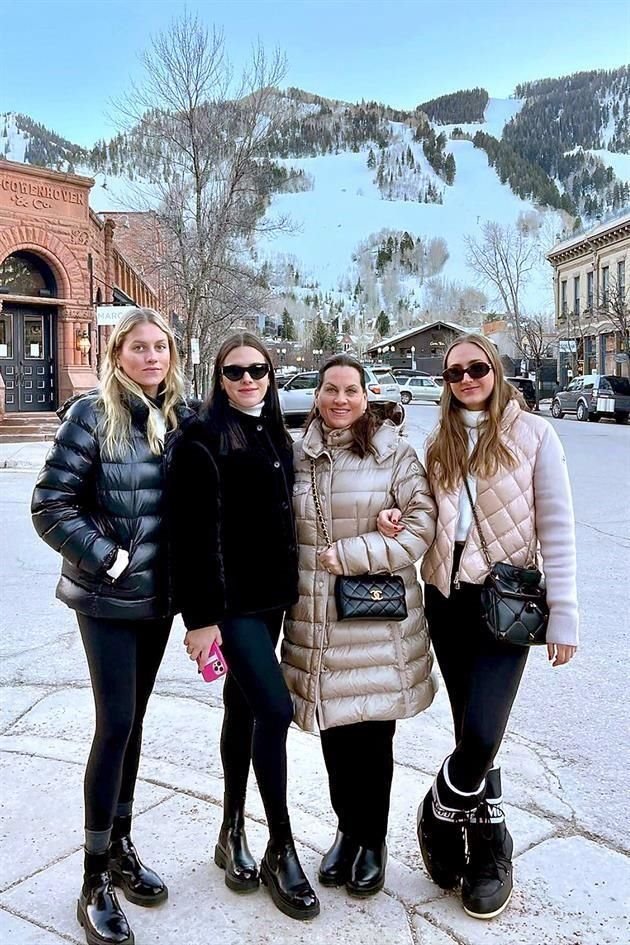 Camila Calderón, Florencia Calderón, Brenda de Calderón y Elena Calderón. En Aspen.