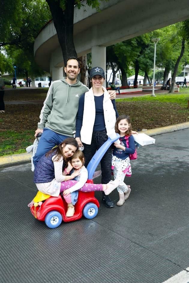 Sergio Zambrano, Romina Canedo, Marieta Zambrano, Alena Zambrano y Lorea Zambrano