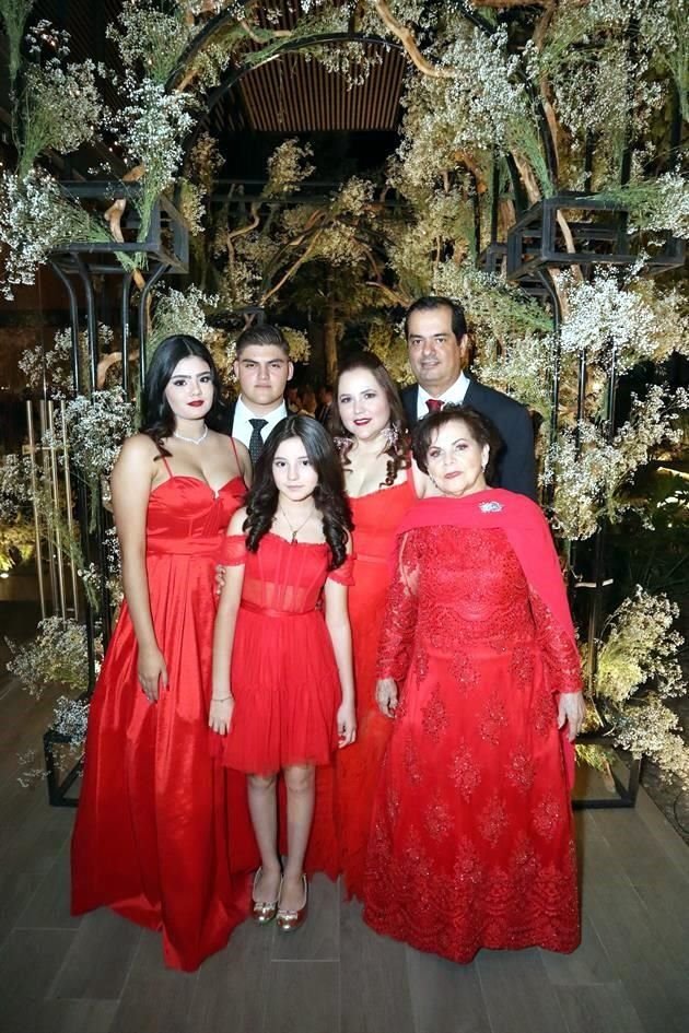 María Esteban, Ricardo Martínez, Sofía Esteban, Alejandra Fernández, Óscar Esteban y Floriza de Alejandro