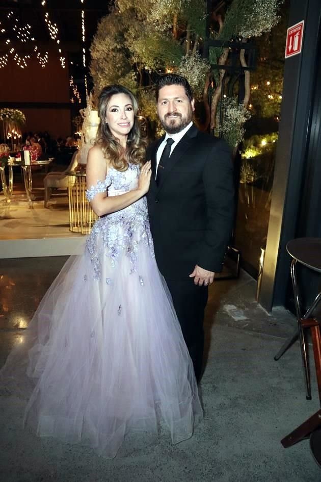 Dayana Elizondo de Escareño y Paco Escareño