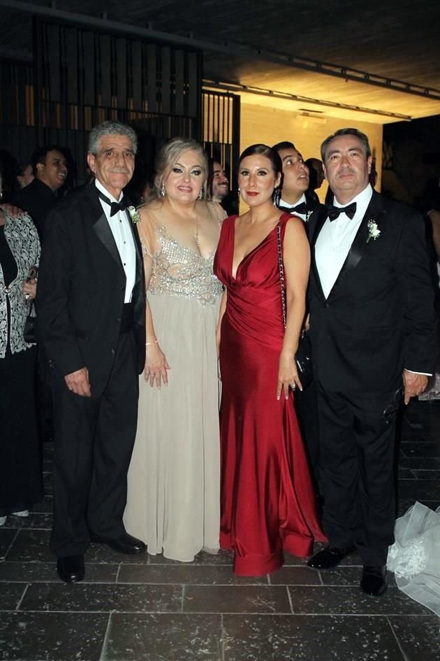 PAPÁS DE LOS NOVIOS: Mario Generoso Cantú Esquivel, Miroslava Rangel Sada, Carmen Loa y Alfredo Rebolledo