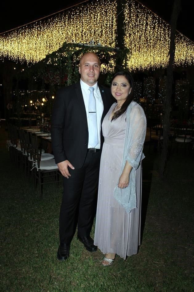 Enrique Mendoza y Yesica Reyna