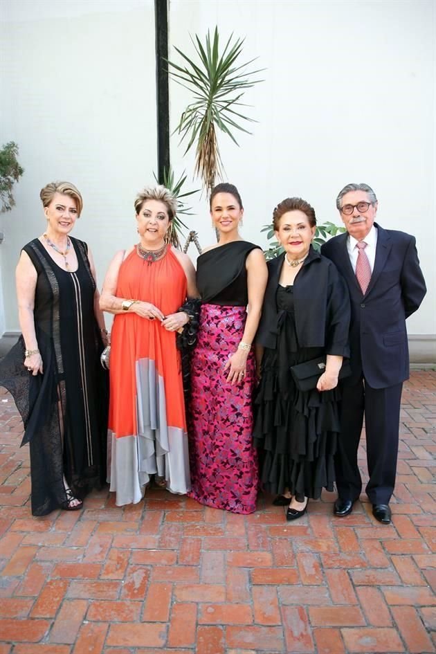 Lidia Madero, Carmen Zambrano, Daniela Garza de Martínez, Virginia Toño y Miguel Murguía