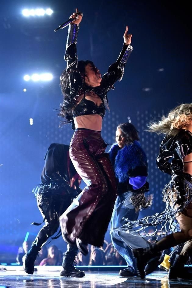 Danna Paola canta 'XT4S1S' en el escenario de Latin American Music Awards 2023.