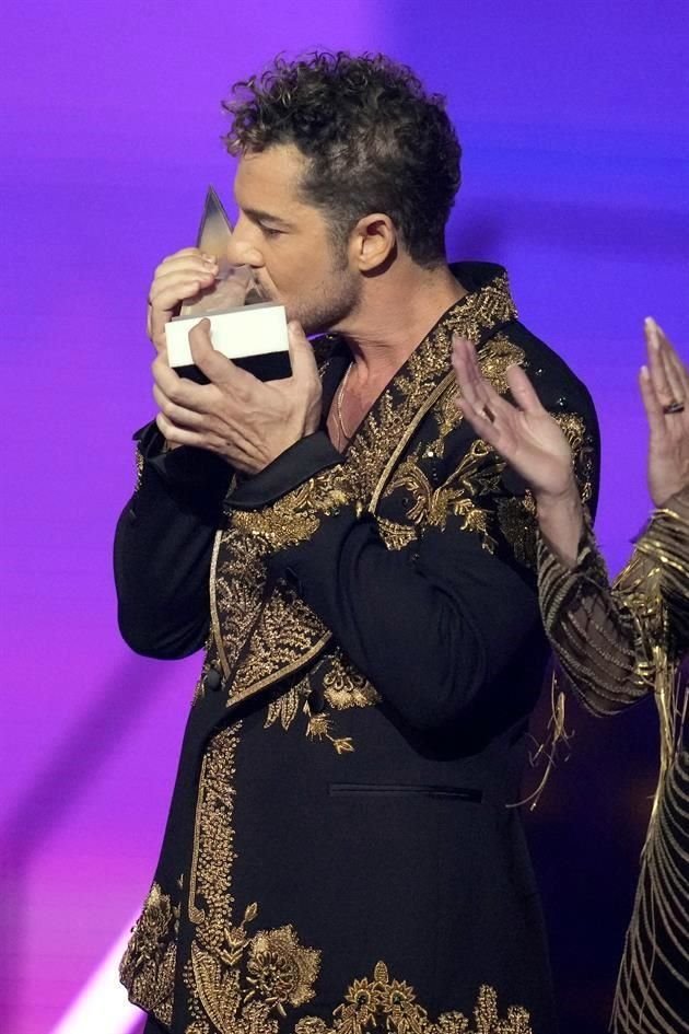 David Bisbal recibió el galardón Pioneer Award por su innovadora música.