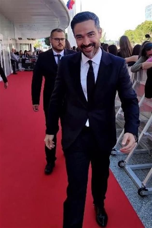 Alfonso Herrera hizo su llegada a los Premios Platino en medios del asedios de fans.