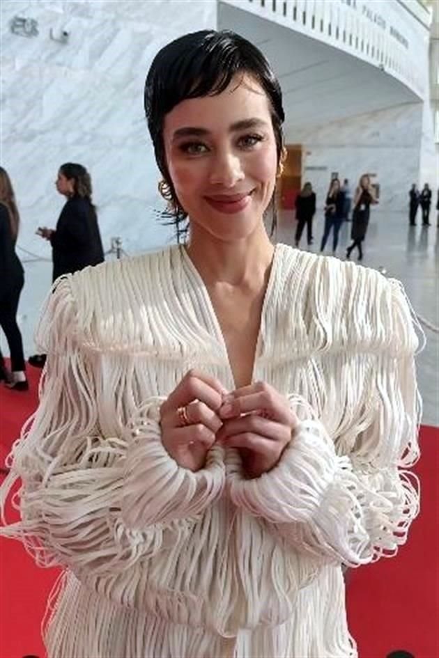 Esmeralda Pimentel, protagonista de la serie 'Montecristo', también desfiló por la alfombra.