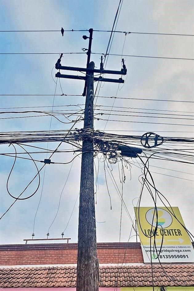 En las 'telarañas' abundan cables inútiles y reventados.