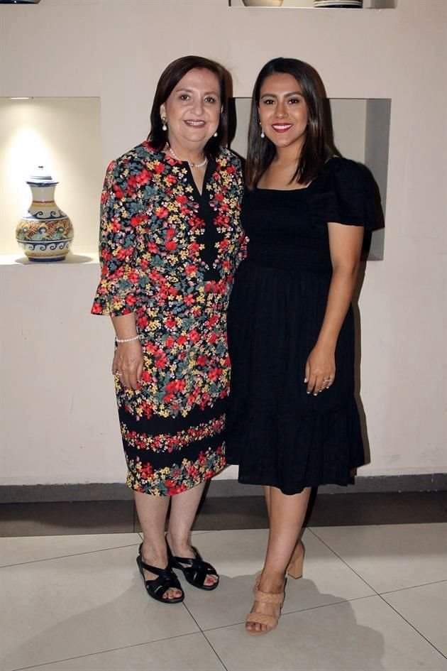 Vicky Anguiano de Gómez y Karen Gómez