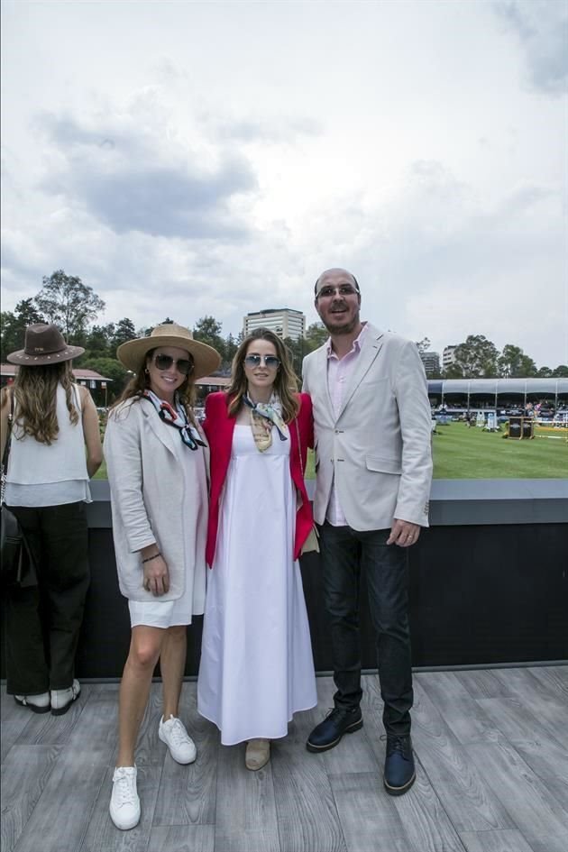 Regina Palomar, Mercedes Palomar y Alberto Facha