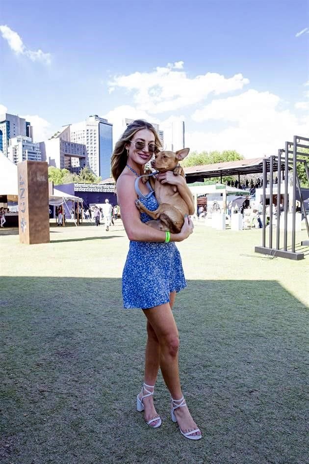Alexandra Silver y Perrito Calle