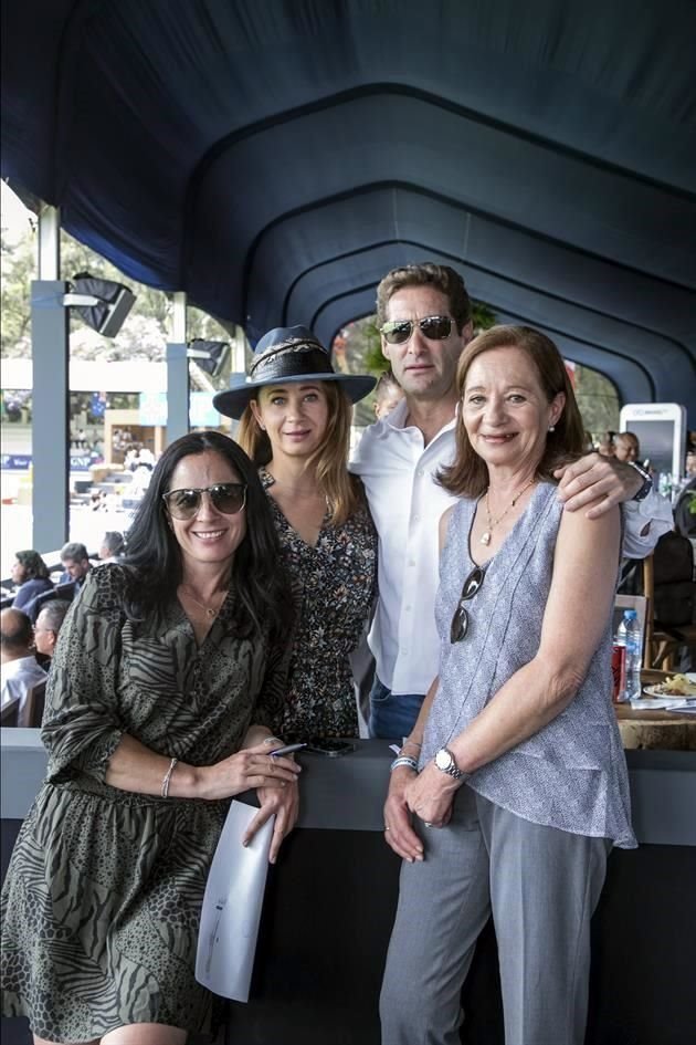 Carla Borrell, Claudia Borrell, Enrique Gastelum y Cristina Borrell