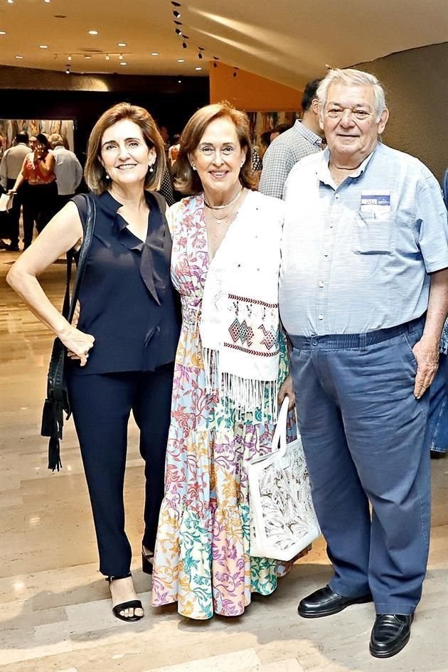 Teresa Canales, Susana Canales y Jorge Odriozola