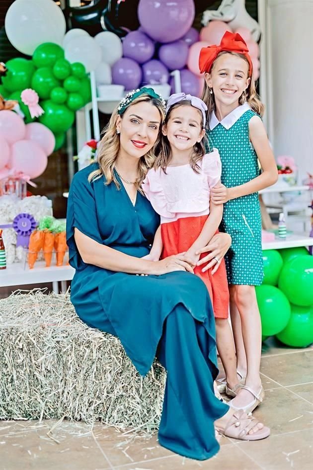 Cristina Gutiérrez de Montemayor con Samantha y Michelle Montemayor