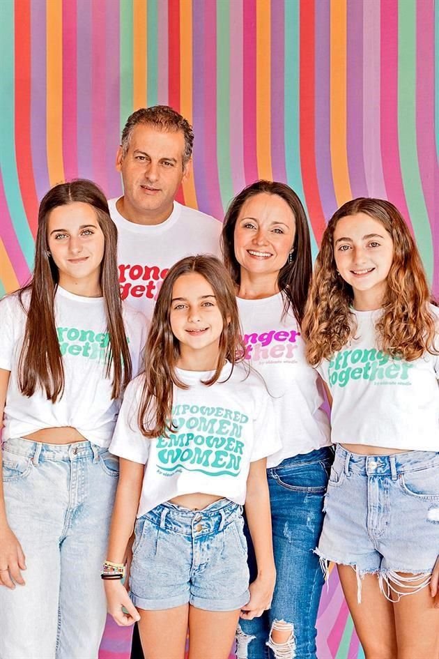 Mauricio Canavati Marcos y Mayra Macías de Canavati con sus hijas Balbina, Christiane y Estefanía Canavati