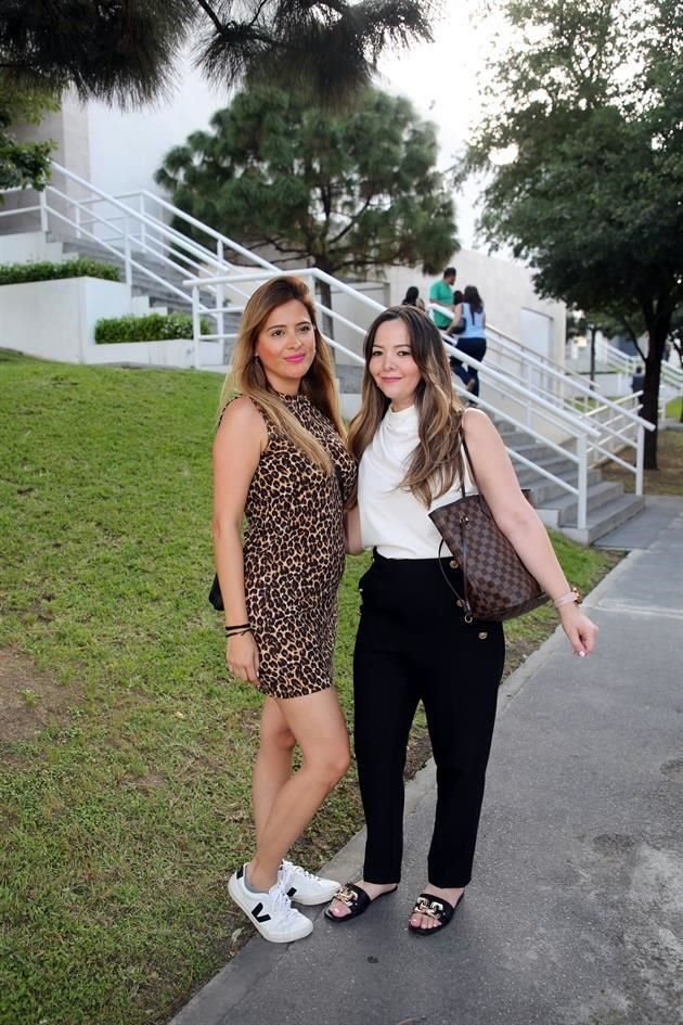 Karina Rivera y Cinthia Elizondo de Hernández