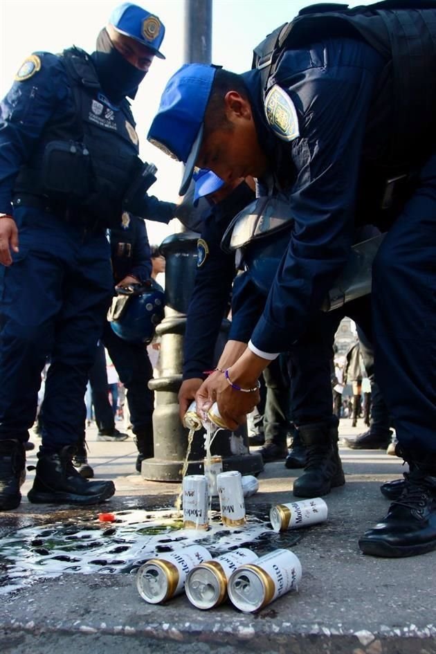 Policías han realizado decomisos de cerveza durante su vigilancia en el Zócalo.