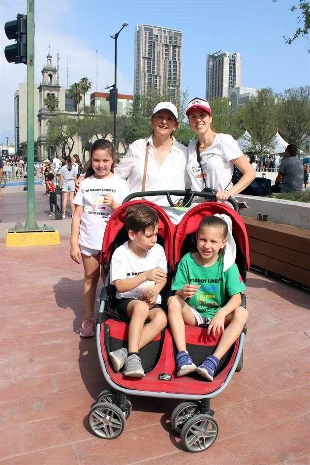 Marcela Treviño y Cristina González, junto a Ana, Juan Pablo y Eva Flores