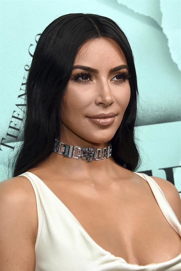 Kim Kardashian pide restricción contra un fanático, ya que mandó anillo de compromiso a su casa.