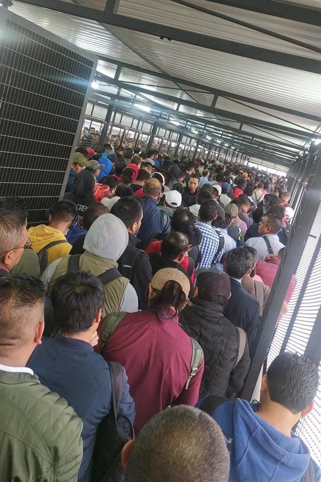 Usuarios de la Línea 9 del Metro reportaron que los tiempos de espera ascienden hasta los 40 minutos, entre llegar a la zona de andenes, subir las escaleras y abordar.