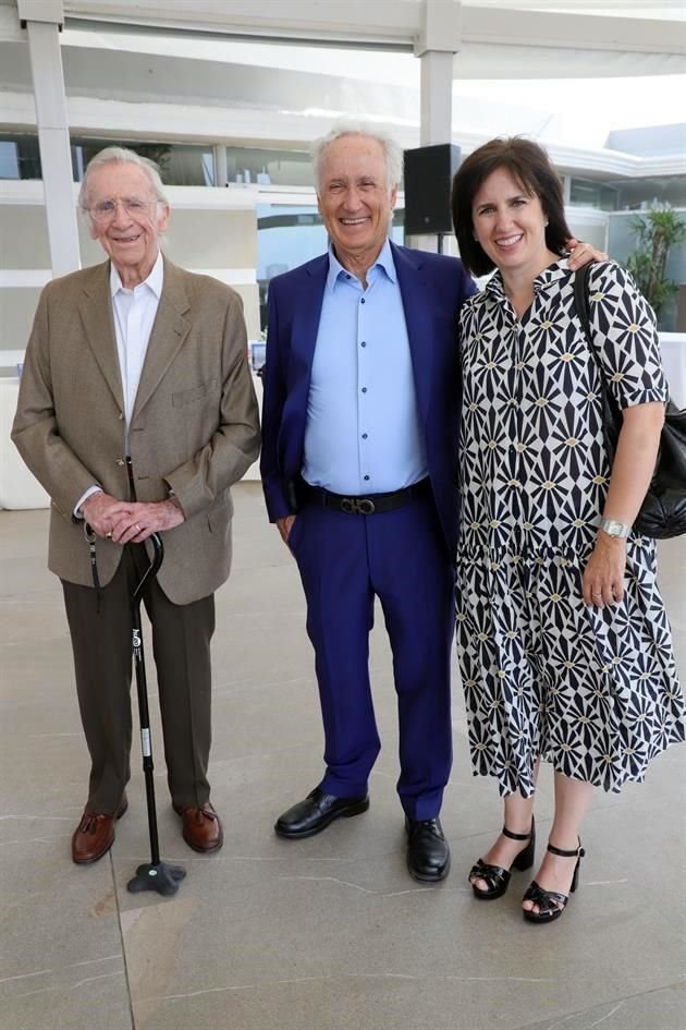 Manuel Familiar y Patricia Farías con el autor