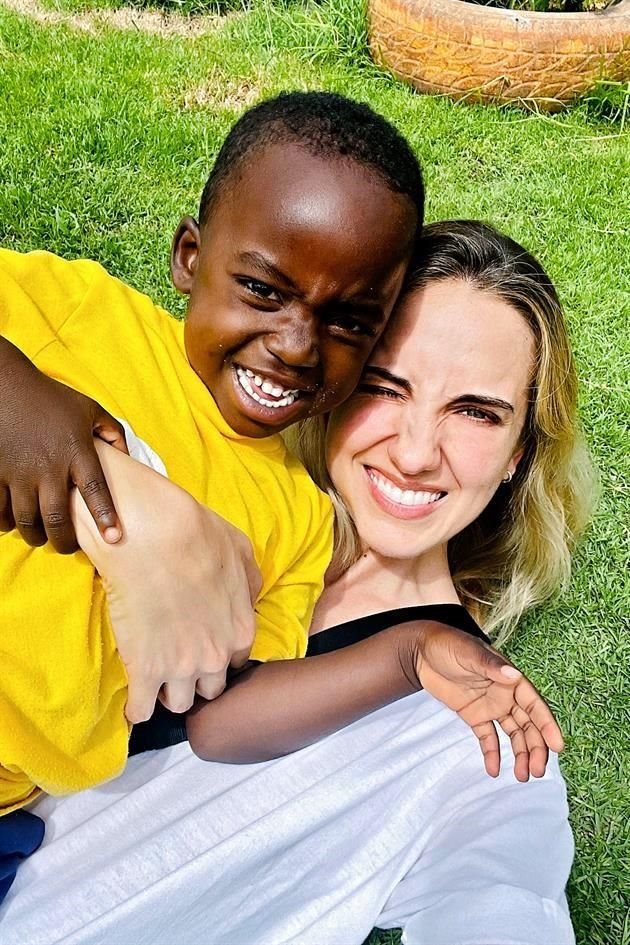 Eva fue a África dentro del programa Life Support for Change, una asosiación internacional que ayuda a niños y mujeres vulnerables en diferentes partes del mundo