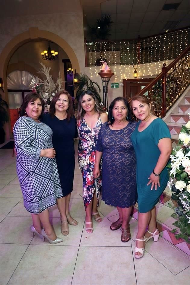 Julia Revilla, Paty García, Zulema Revilla, Amalia Revilla y Antonieta Revilla