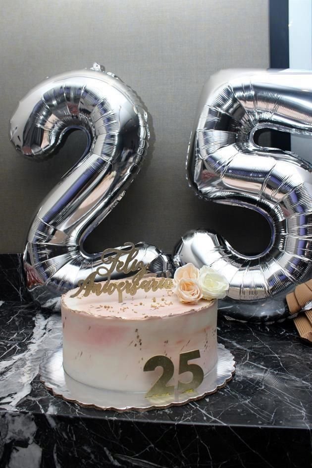 Luis Rolando Miranda y Silvia González celebran su 25 aniversario de bodas con una reunión familiar.