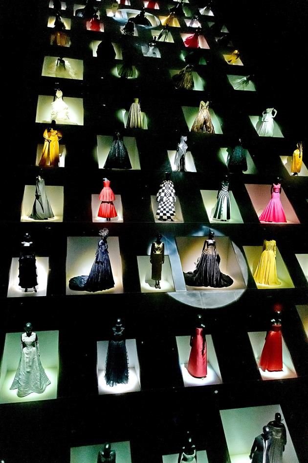 La exposición 'Christian Dior, Diseñador de Sueños', presentada en Tokio, destaca el legado de la firma y su larga vida.