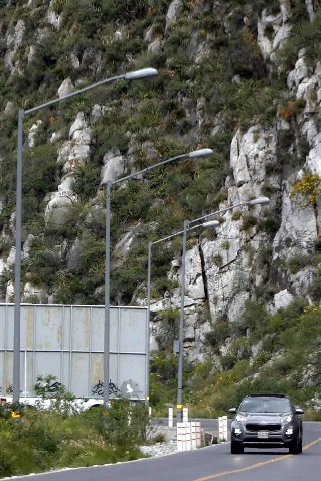 Además de las construcciones irregulares y los amparos contra el programa, ahora son instaladas decenas de luminarias junto a su camino principal, lo que está prohibido por el reglamento.