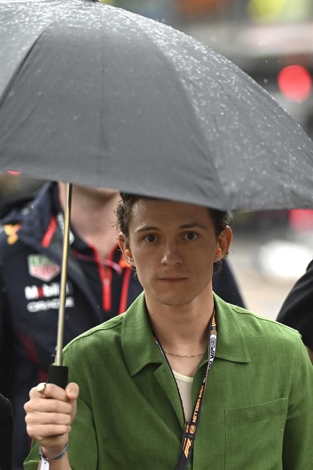 La lluvia se hizo presente durante el evento, por lo que los famosos buscaron la forma de resguardarse.