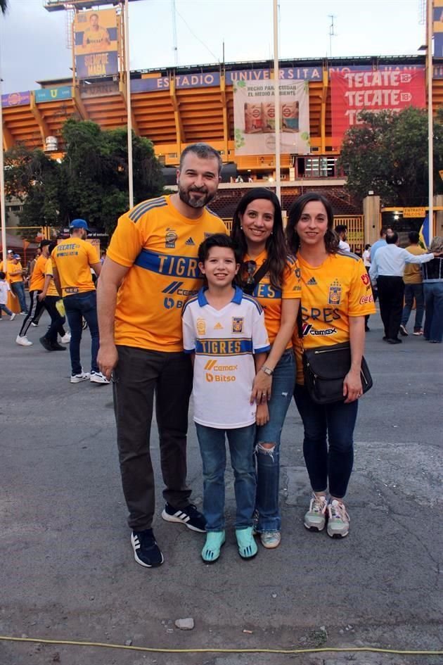 Heriberto Cisneros, Leonardo Cisneros, Claudia Cuéllar y Any Elizondo