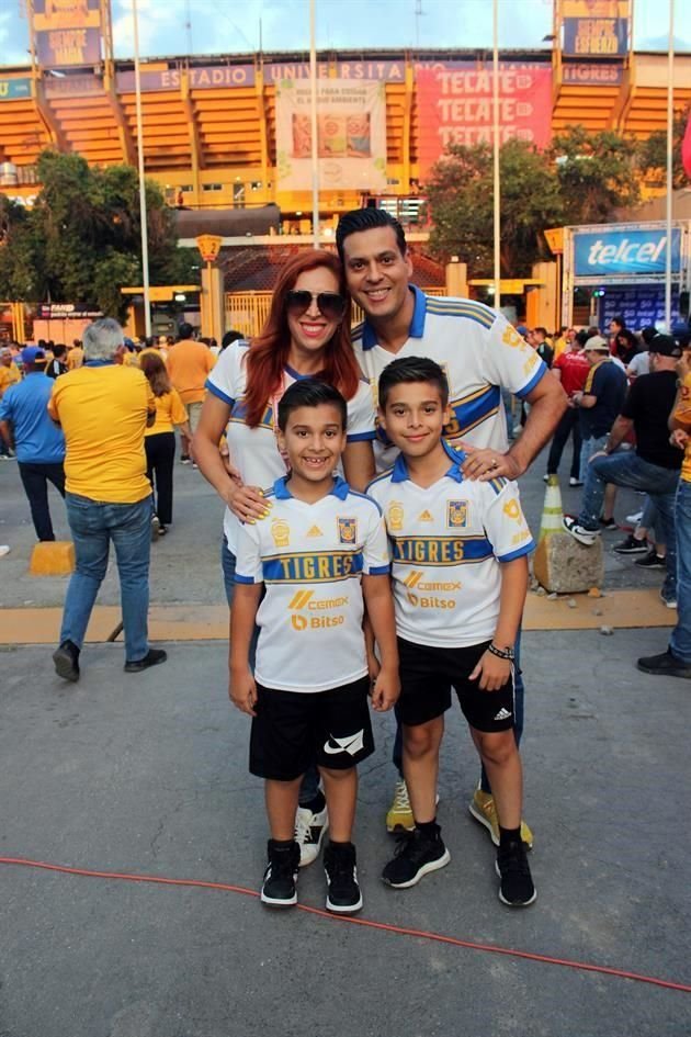 Lorena Gracia de Elizondo, José Luis Elizondo, Emiliano Elizondo y Lorenzo Elizondo