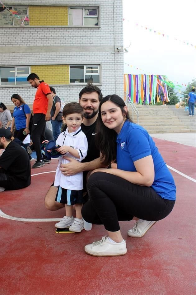 Mauricio Treviño y Alejandra Cavazos  junto a Mauricio Treviño Jr.