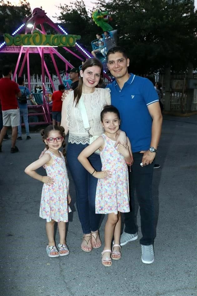 Denise Lozano, Ricardo Leal, Emilia Leal y Arianna Leal